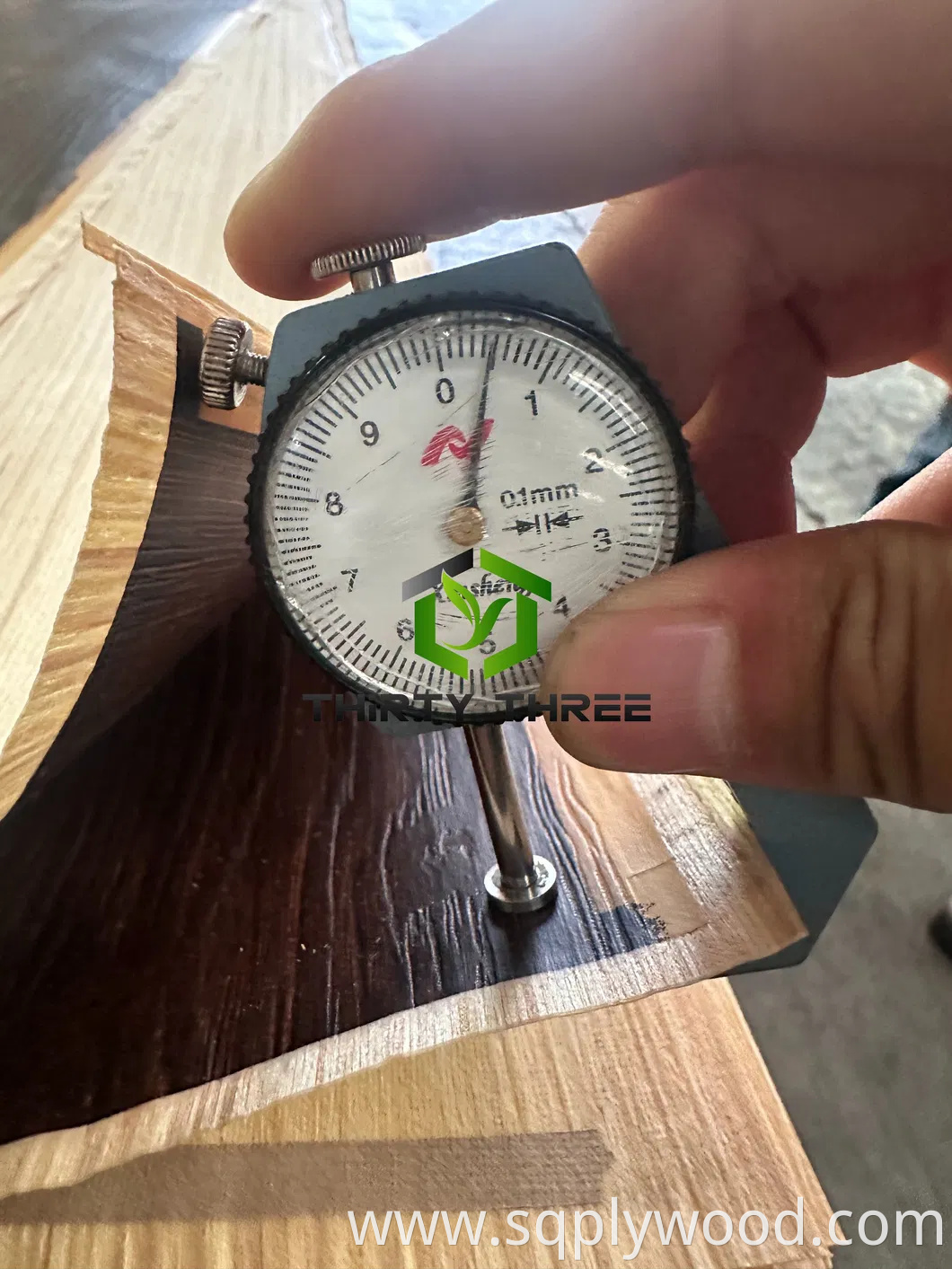 1.5mm Furniture Grade Melamine Faced Plywood Synchronized Recon Plywood for Furniture